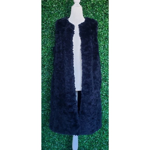 20. J.Crew Long vest in recycled sherpa - Picture 6 of 12